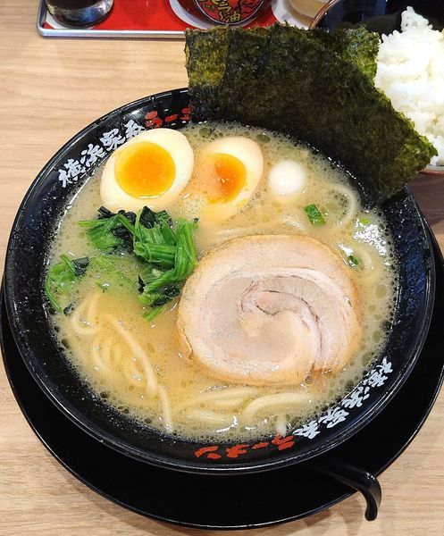 「味玉ラーメン 850円＋小ライスサービス」@横浜家系ラーメン 有楽家 共和店の写真