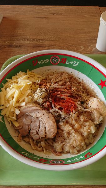 「まぜそば(玉子なし)+チーズ×3」@ジャンクガレッジ フォレオ菖蒲店の写真