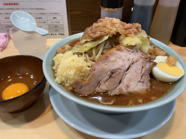 「ラーメン少なめ　ニンニクちょい野菜ちょいあぶら　生卵」@ラーメン富士丸 平塚店の写真