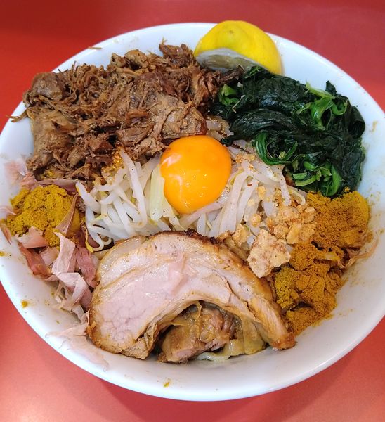 「まぜそばミニ+カレー粉✖3､ほぐし豚､ほうれん草」@麺屋 桐龍 久喜店の写真