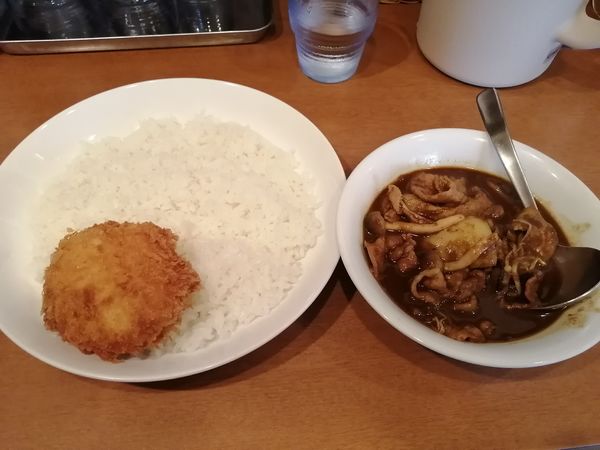 「豚バラ焼肉ときのこのカリーカニクリームコロッケ付990円」@ジンコックの写真