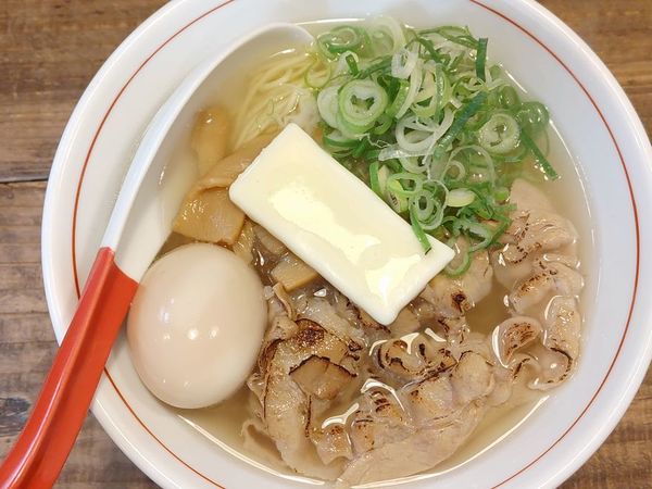 「塩バターら～めん＋味玉」@tomoruの写真