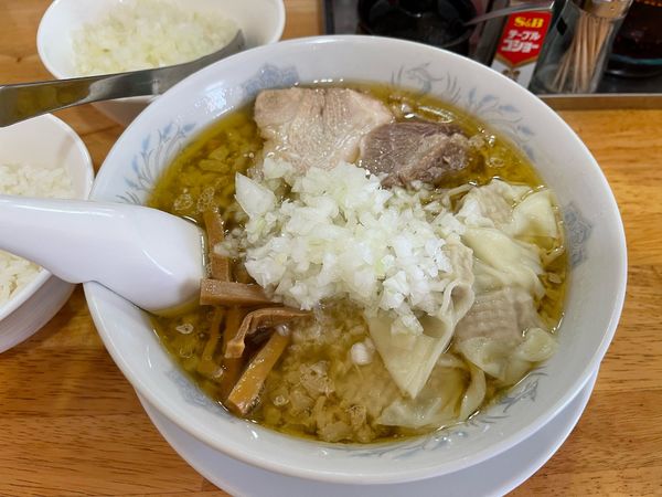 「ラーメン+ワンタン+玉ねぎ」@前足ラーメン かくれがの写真