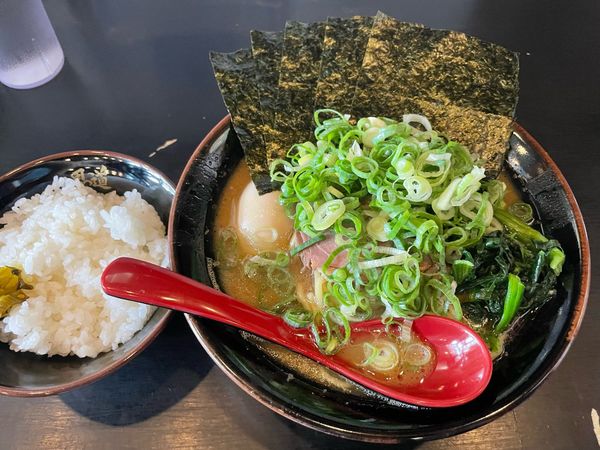 「思道らーめん + ライス」@横浜家系ラーメン 思道の写真