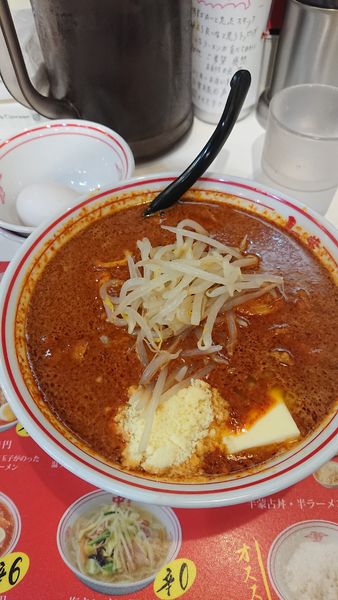 「北極ラーメン+粉チーズ+バター+サービス生卵」@蒙古タンメン 中本 大宮店の写真