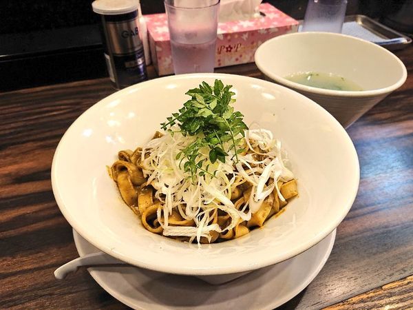 「黒アワビの肝の和えそば 白ミル貝出汁と青のりのスープ付き」@稲荷屋の写真