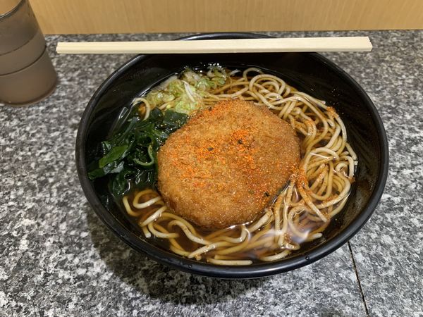 「コロッケそば 480円」@名代 箱根そば 田町芝浦店の写真