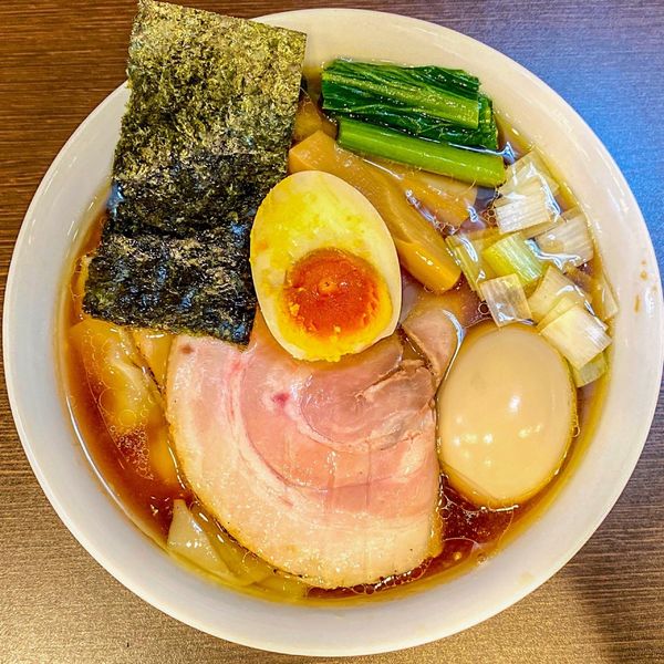 「醤油らーめん ¥850 ワンタン ¥150 味玉 ¥120」@とものもとの写真