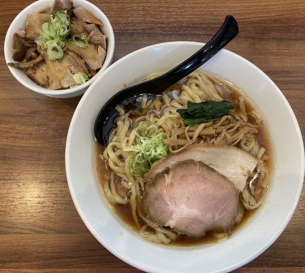 「醤油らーめん(大盛)+チャーシューご飯」@純手打ち だるまの写真