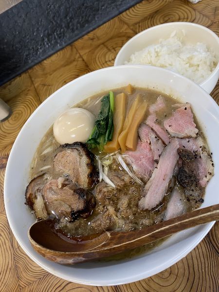 「牛骨こってりラーメン肉増し味玉付」@麺榮 王様のラーメンの写真