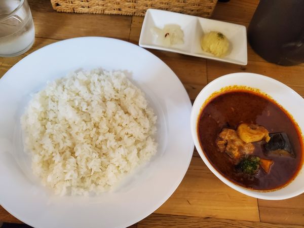 「赤のべっぴん薬膳カリー1000円」@カリー＆ワイン ビストロ べっぴん舎 お茶の水店の写真