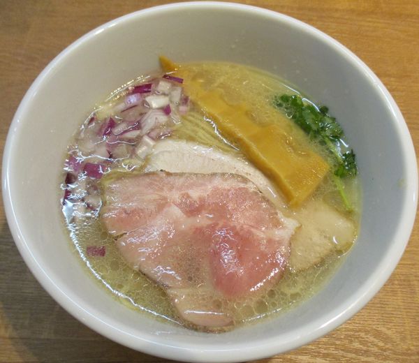 「貝と牛の中華そば　塩　850円」@貝そばもぉむの写真