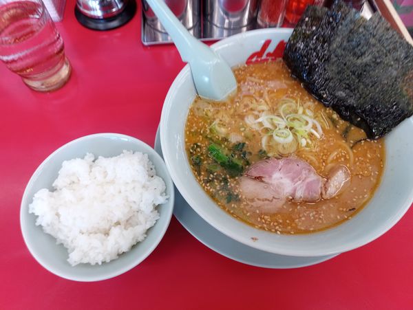 「特製味噌ラーメン810円、クーポンで小ライス130円が無料」@山岡家 柏店の写真