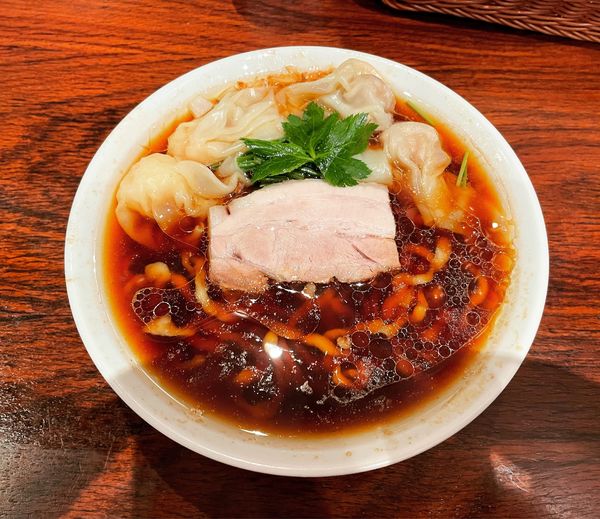 「醤油(きりっと)手打ち麺＋ミックスワンタン」@あはれの写真