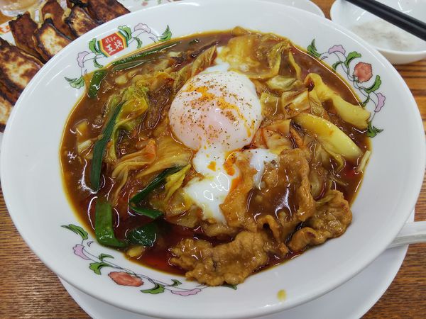 「【限定】温玉中華カレーラーメン　＋餃子２人前（サービス券）」@餃子の王将 松本島内店の写真