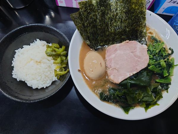 「ラーメン、味玉、ワカメ」@横浜家系らーめん 板橋家の写真