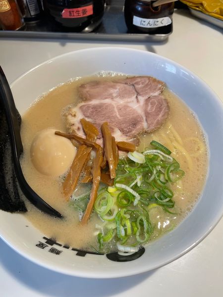 「らーめん白+味玉+替え玉」@麺屋 のすけの写真