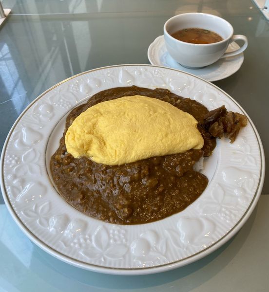 「ドライカレー・オムレツのせ スープ付き ¥1200」@神田ルー・ド・メール Loup de merの写真
