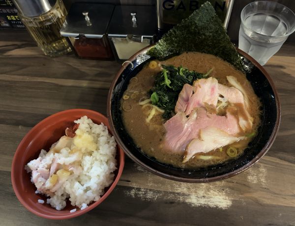 「ラーメン＋小ライス（軽め）」@神田ラーメン わいず 神田本店の写真