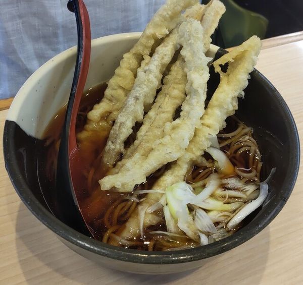 「ごぼう天そば350円」@きらら寿司 箱堤店の写真