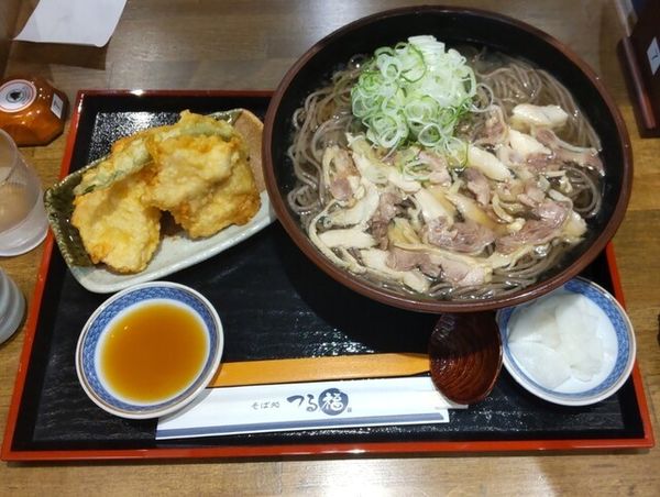 「冷たい肉そばとり天野菜セット980円・特盛（２玉）240円」@そば処 つる福 山形駅前店の写真