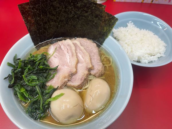 「特上ラーメン（オオメ）＋サービス煮卵＋サービスライス」@横浜ラーメン 武蔵家 大宮店の写真