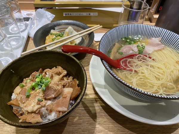「鯛塩ラーメン＋水餃子＋チャーシュー丼」@鯛塩そば 灯花 シャポー船橋店の写真