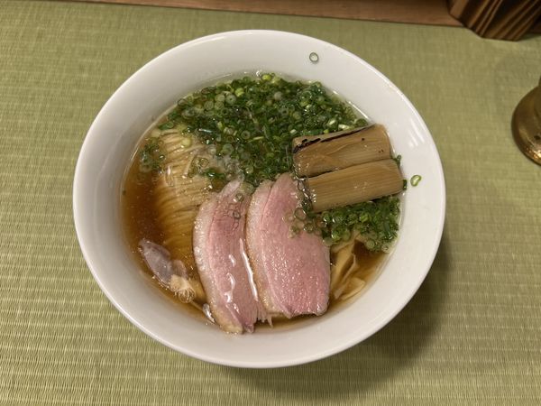 「鴨らーめん(国産丸太白葱.国産博多青ネギ)850円」@らーめん 鴨&葱の写真