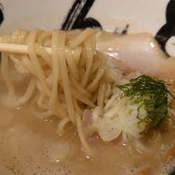 ゲリラ限定　裏・鶏豚骨¥900