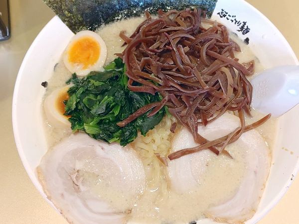 「家系超ごっつ（背脂多め、中盛）＋味玉子」@超ごってり麺 ごっつ 亀戸本店の写真