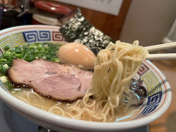 「味玉幸福ラーメン880円大玉150円」@九州とんこつラーメン 幸福軒の写真