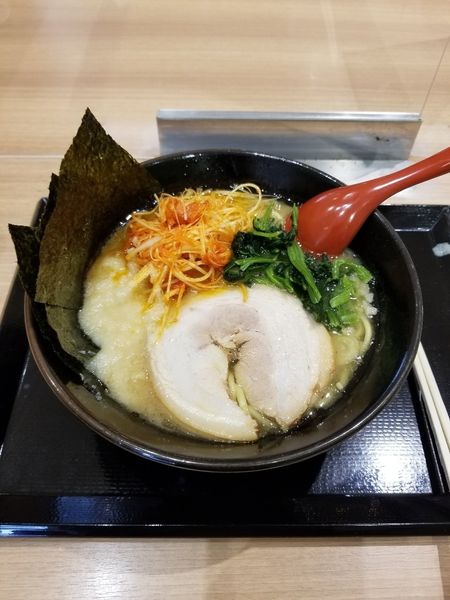 「豚骨醤油ラーメン【辛ネギトッピング】」@熟成豚骨ラーメン そだし ラザウォーク甲斐双葉店の写真