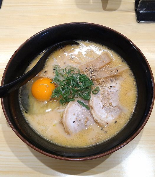 「とんこつラーメン 890円＋生卵 60円」@ラーメン 味噌亭の写真