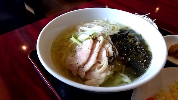 「高菜むし鶏入塩ラーメン（半炒飯ランチセット　７００円）」@香園 鴨居店の写真