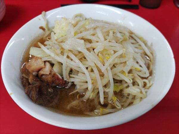 「小ラーメン（麺少なめ）・野菜少なめ・ニンニク少し+生卵」@ラーメン二郎 茨城守谷店の写真