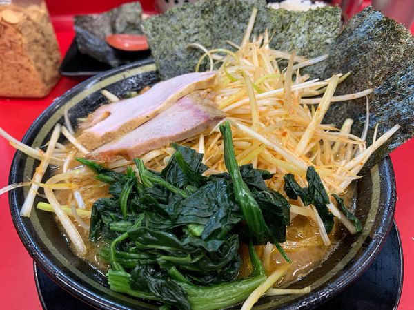 「ネギラーメン赤」@IEKEI_TOKYO 王道家直系の写真