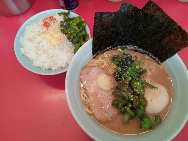 「ラーメン並¥650＋サービス味玉」@横浜ラーメン 武蔵家 大宮店の写真