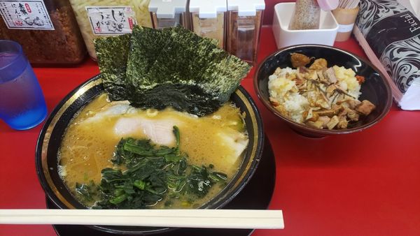 「ラーメン750円＋半チャーシューまぶし100円」@王道家直伝 との丸家 八潮店の写真