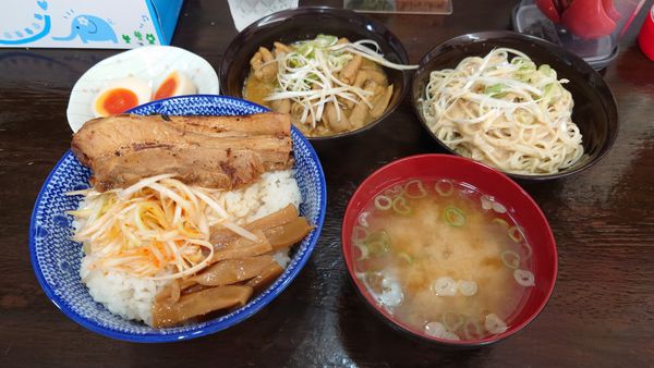 「大盛りもつ煮丼セット 950円」@麺屋こうきの写真