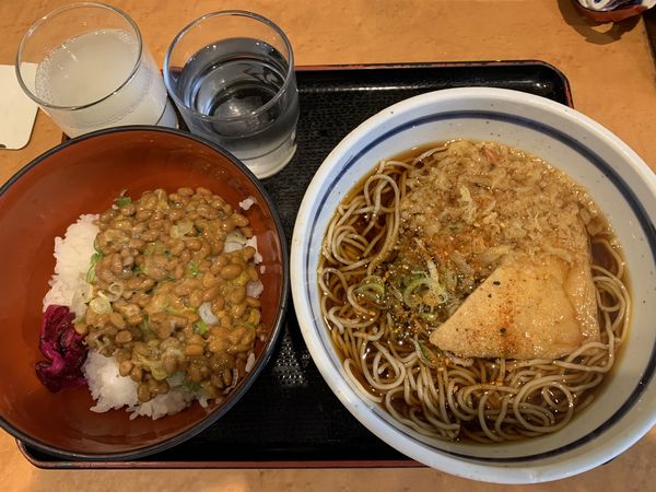「ミニ納豆丼たぬきそば 550円」@蕎麦 一心たすけ 田町店の写真