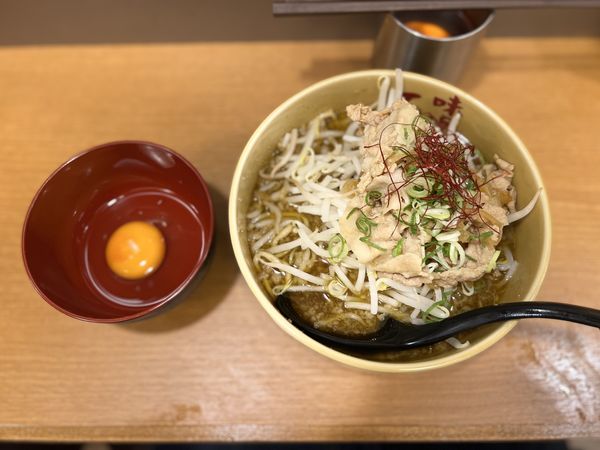 「味噌ラーメン880円＋生卵1個50円(税込)」@味噌ラーメン 百庵 西新宿店の写真