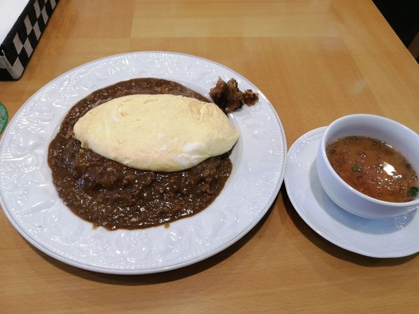 「ドライカレーオムレツのせ スープ付き 1200円」@神田ルー・ド・メール Loup de merの写真