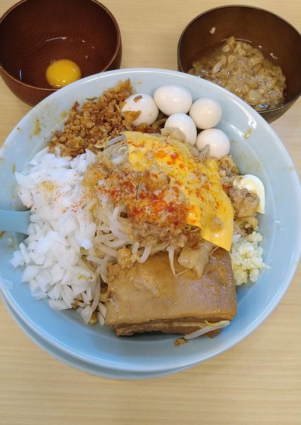「辛汁なし+チーズ､うずら､裏=フライドオニオン」@麺屋 顎で喰らえの写真