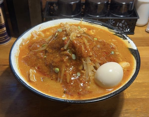 「味玉どて辛めん 野菜増し バラ肉 ニンニク少なめ」@どてちん 習志野店の写真