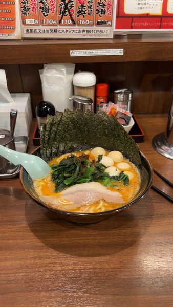 「辛豚ラーメン 海苔 ほうれん草 うずら 中太麺 油少なめ」@横浜家系ラーメン 吟家 稲毛海岸店の写真