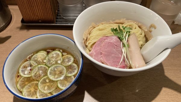 「夏季限定 淡麗煮干しとすだちの冷やしつけそば（醤油）」@中華そば 流川の写真