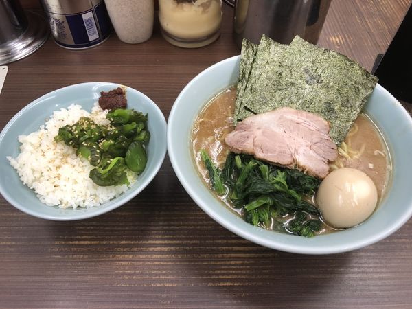 「ラーメン中(麺固め)、味玉、ライス中」@横浜家系らーめん 武蔵家 川口店の写真
