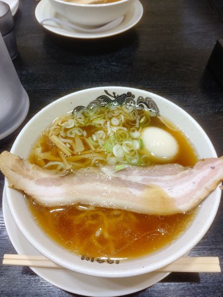 「醤油らーめん(紅花たまご)」@食堂 はせ川の写真