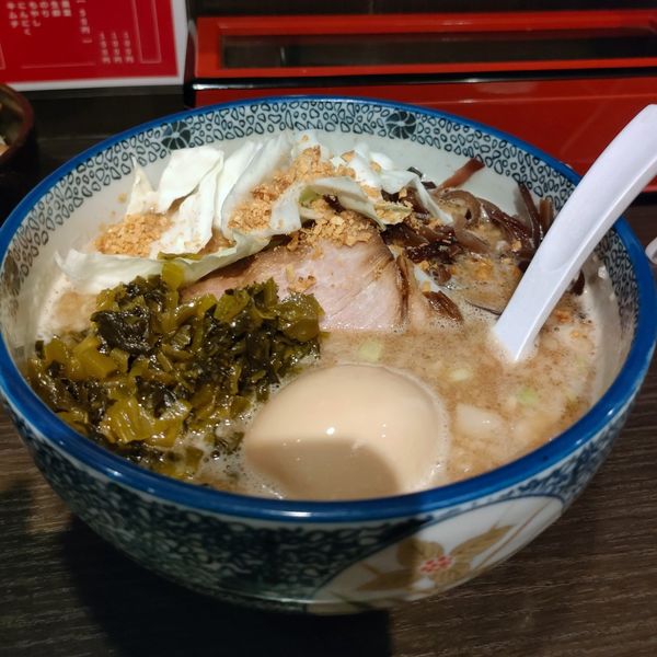 「限定麺 いなり風熊本豚骨らーめん､味玉､高菜」@三鷹食堂いなりの写真