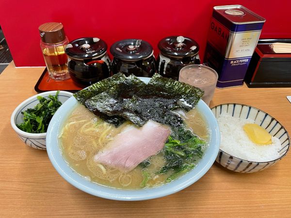 「ラーメン中盛り硬めホーレン草小ライス」@千葉家の写真